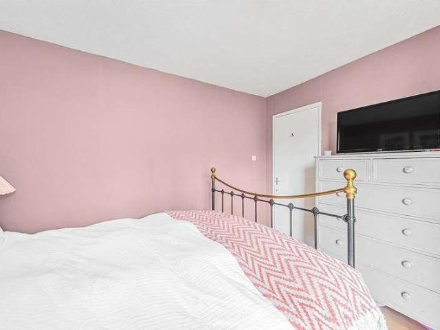 Flat for sale in Binscombe, Fole