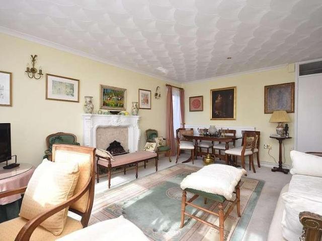 Flat for sale in The Knap, Barry