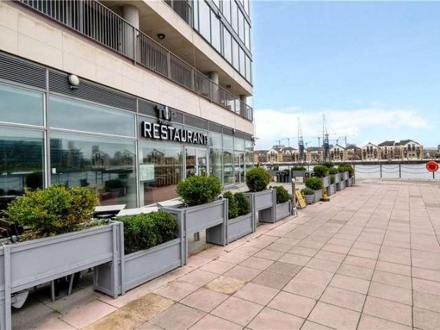 Flat for sale in E16, London