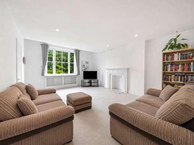 Flat for sale in Belsize Park, Greater London