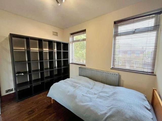 Flat for sale in London Borough of Ealing, Greenford