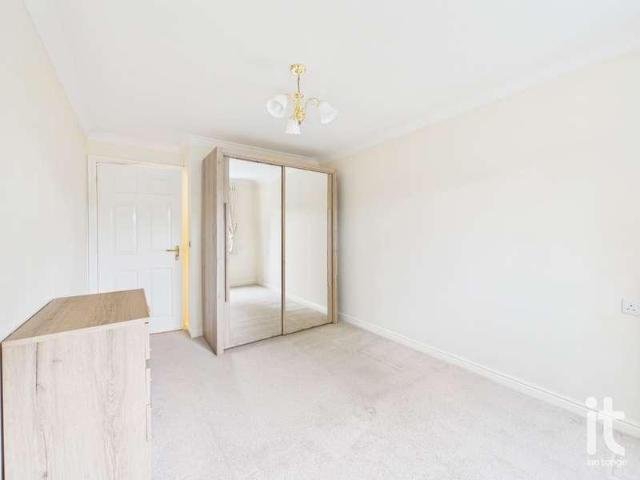 Flat for sale in Stepping Hill, Stockport