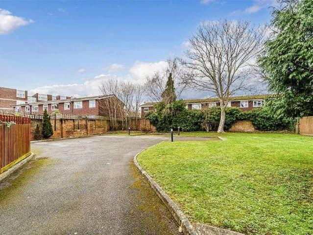 Flat for sale in Surbiton, Greater London