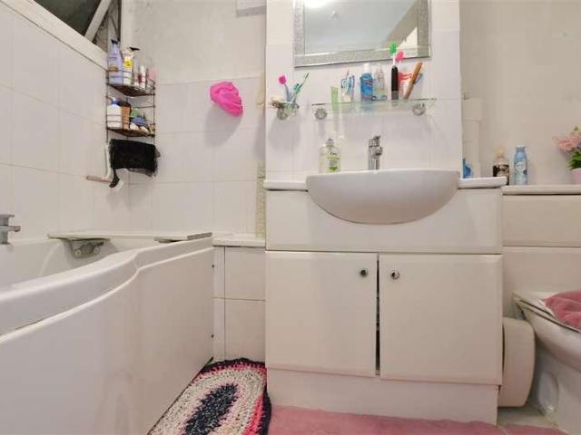 Flat for sale in Woodford, Greater London