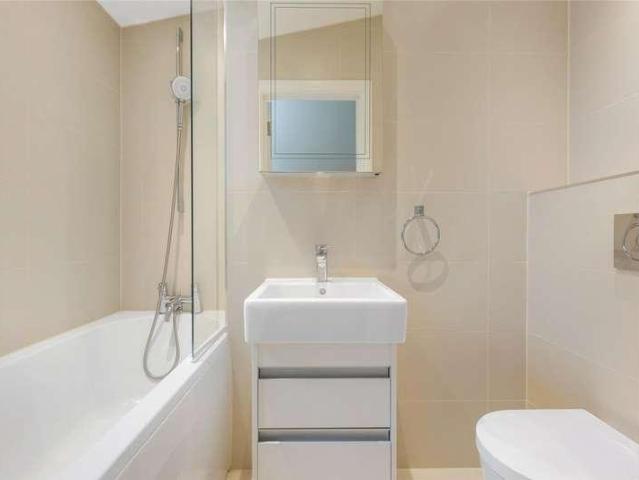 Flat for sale in Vauxhall, Greater London