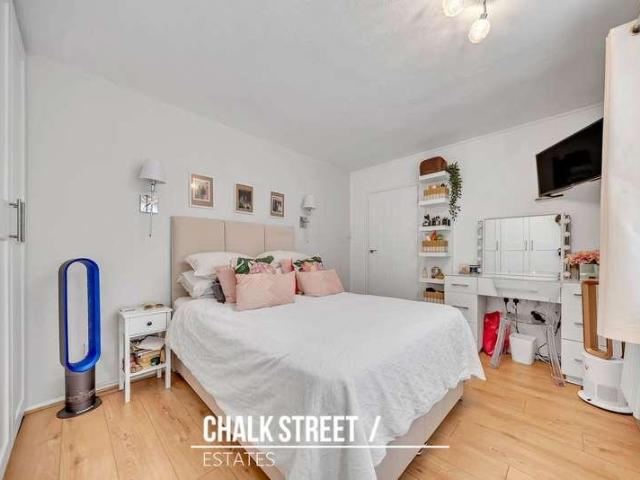 Flat for sale in Hornchurch, Greater London