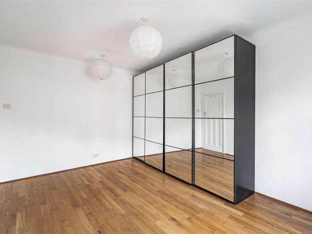 Flat for sale in Norbiton, Greater London