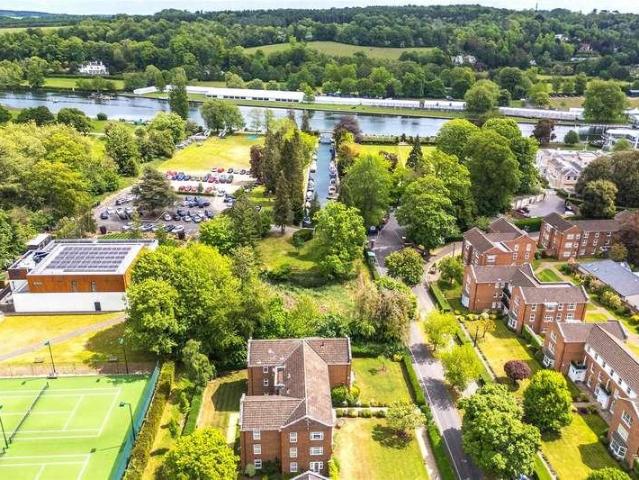 Flat for sale in Henley-on-Thames, Berrick Salome
