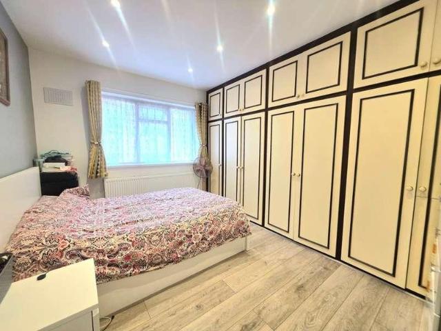 Flat for sale in Harrow Weald, Greater London