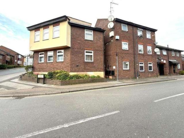 Flat for sale in Spring Park, Luton