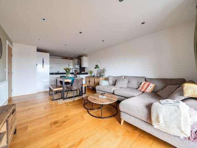 Flat for sale in Greenham
