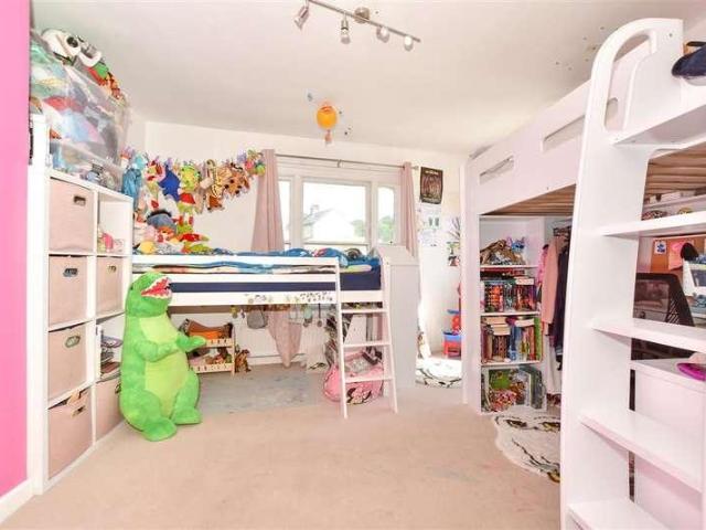 Flat for sale in Folkestone, Golden Valley Flat for sale in Folkestone, Golden Valley
