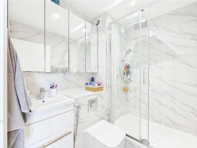 Flat for sale in London Borough of Ealing, Hanwell