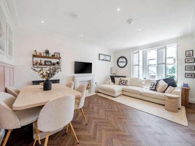 Flat for sale in Strawberry Hill, Greater London