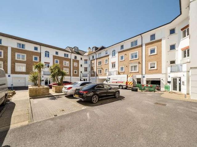 Flat for sale in Roedean