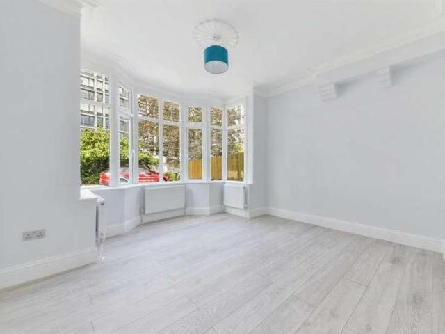 Flat for sale in London Borough of Croydon, Addiscombe