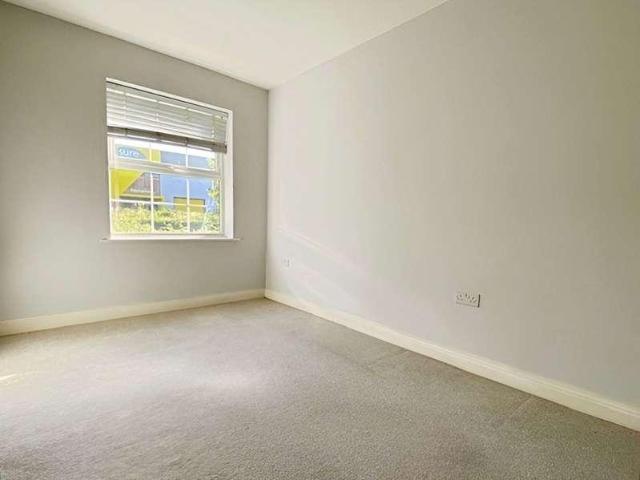 Flat for sale in Wokingham, Emmbrook