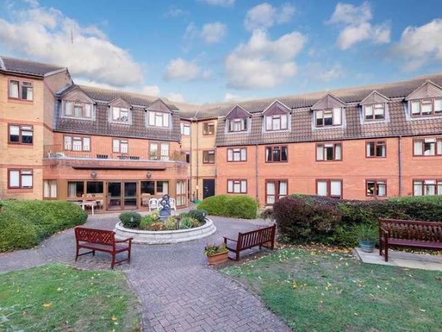 Flat for sale in Bray Wick, Maidenhead