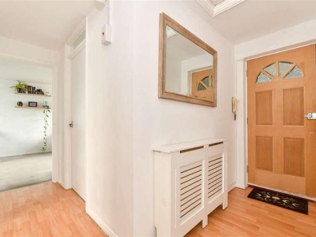 Flat for sale in Lee Chapel, Essex