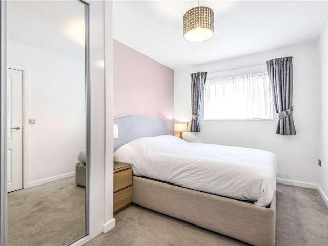 Flat for sale in Stockwell, Greater London