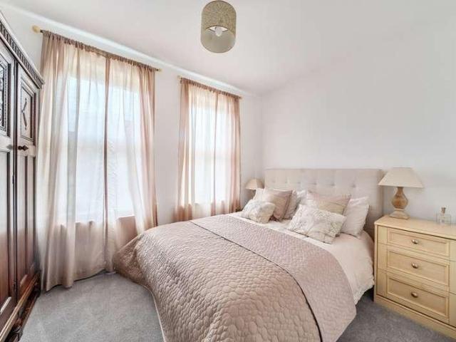 Flat for sale in Shinfield