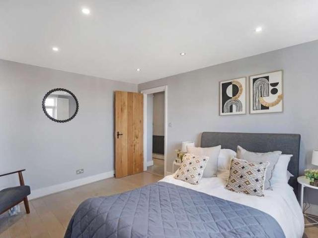 Flat for sale in East Dulwich, Greater London