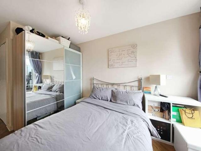 Flat for sale in London Borough of Croydon, Waddon