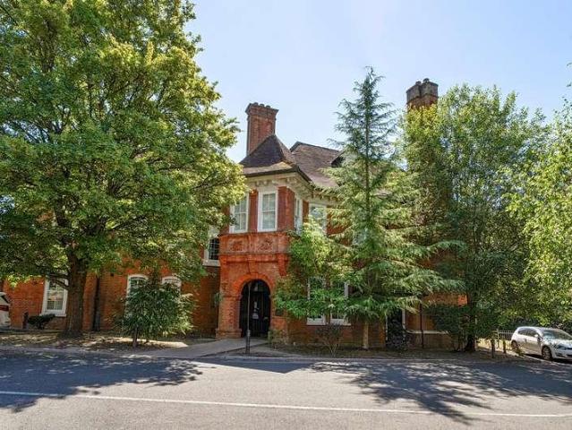 Flat for sale in Eastcote Village, Greater London