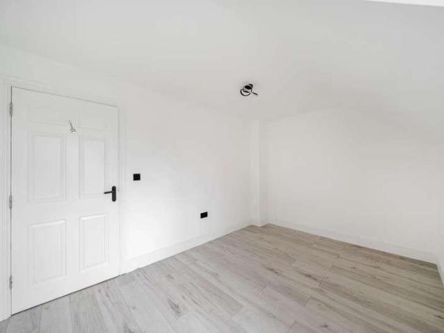 Flat for sale in North Sheen, Greater London