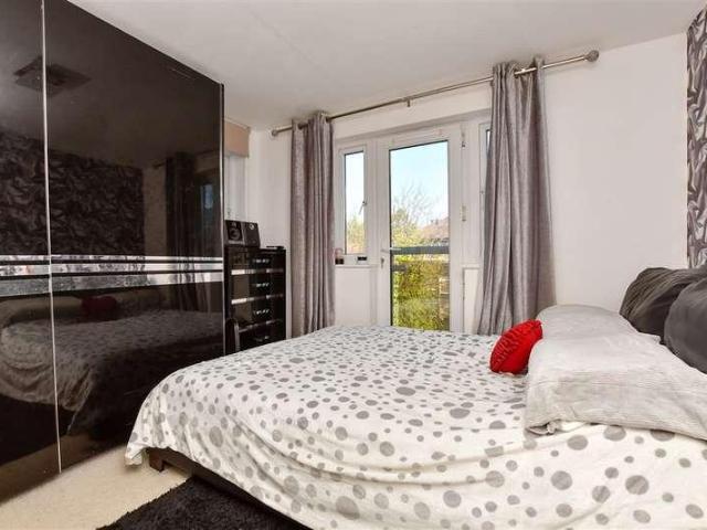 Flat for sale in Carshalton Beeches, Greater London