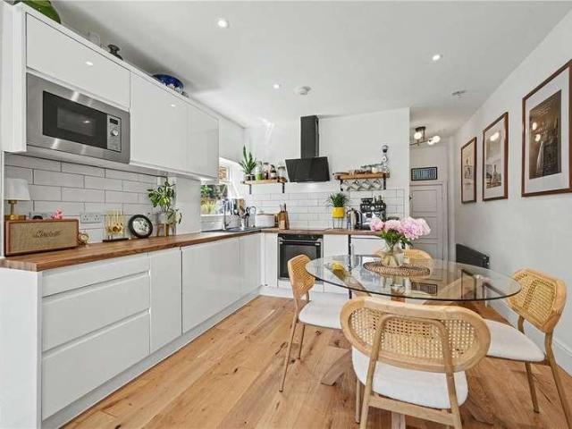 Flat for sale in Brondesbury, Greater London