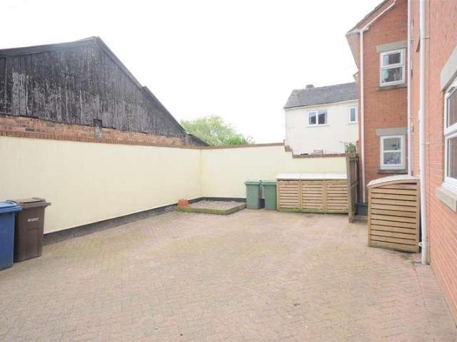 Flat for sale in Stone, Baswich