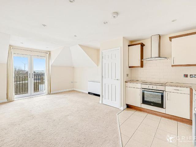Flat for sale in Tilbury, Essex