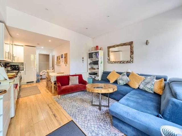Flat for sale in Furzedown, Greater London