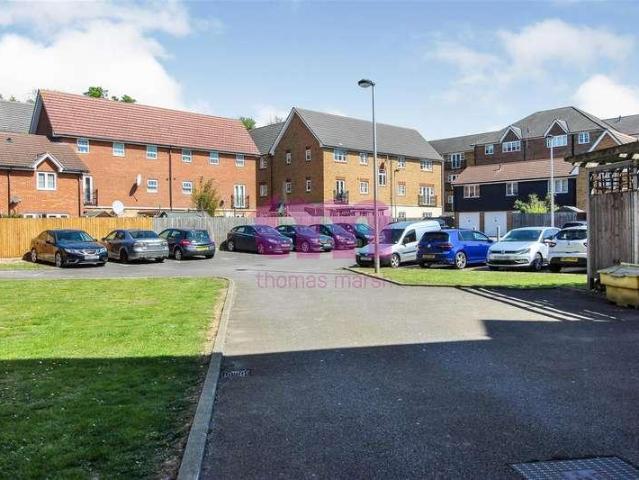 Flat for sale in Purfleet, Essex