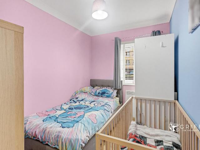 Flat for sale in South Stifford, Grays