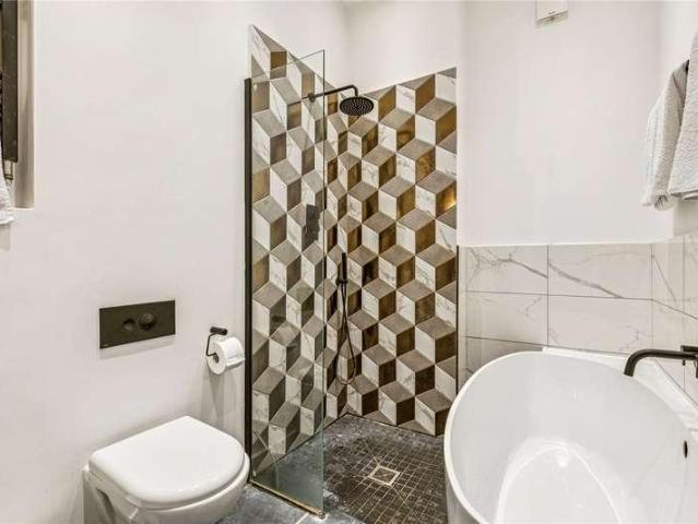 Flat for sale in Clapham, Greater London