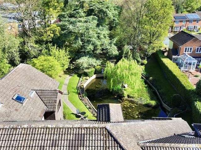 Flat for sale in Wokingham, Emmbrook