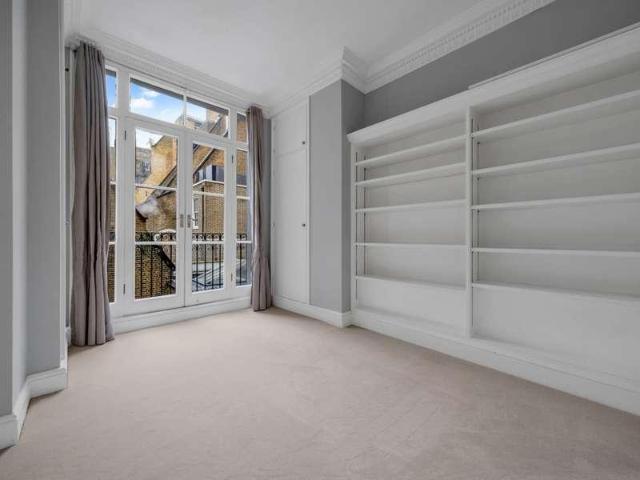 Flat for sale in South Kensington, Greater London