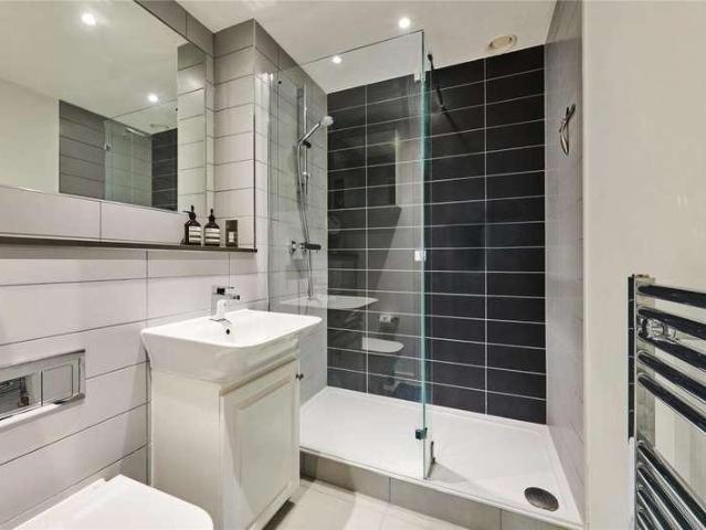 Flat for sale in Poplar Grove, Greater London