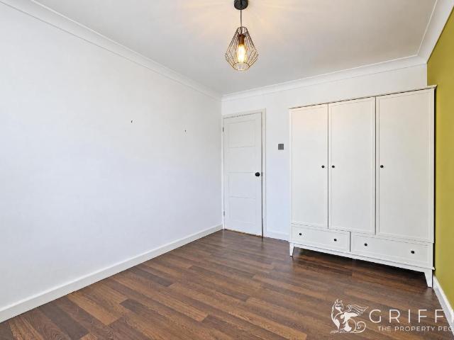Flat for sale in Vange, Basildon