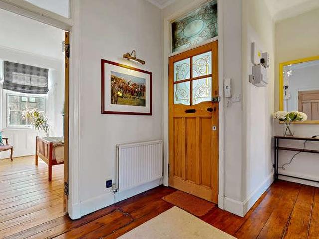 Flat for sale in Broomhill, Scotland