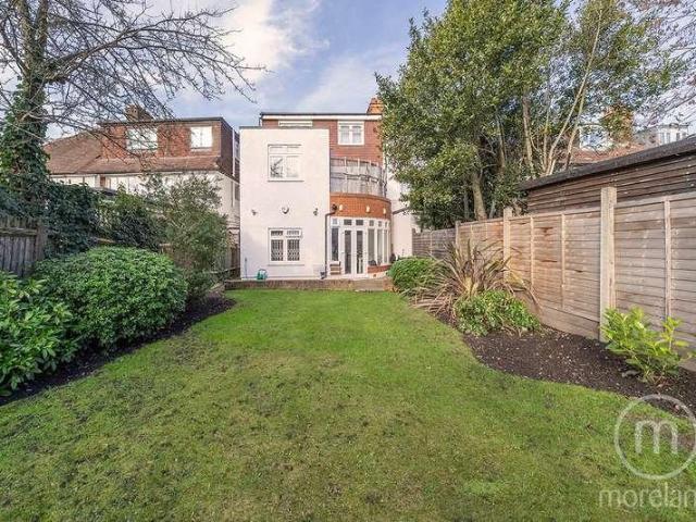 Flat for sale in Temple Fortune, Greater London