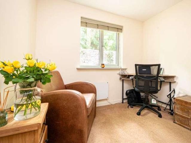 Flat for sale in London Borough of Hounslow, Greater London