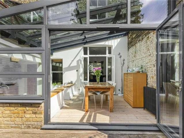 Flat for sale in Stroud Green, Greater London