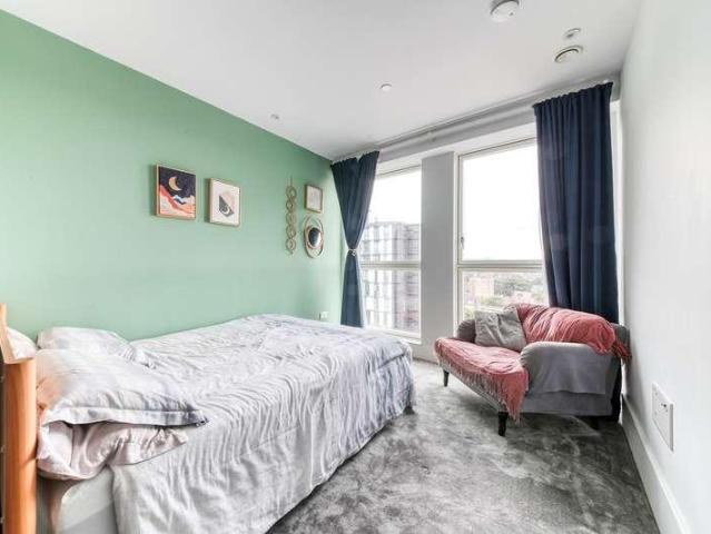 Flat for sale in Croydon, Waddon