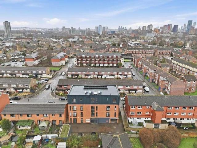 Flat for sale in Plaistow, Greater London