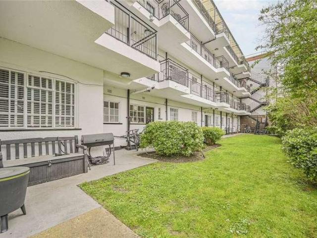 Flat for sale in Finsbury Park, Greater London
