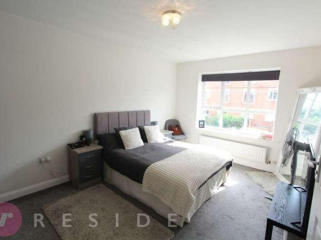 Flat for sale in Syke, Burnedge