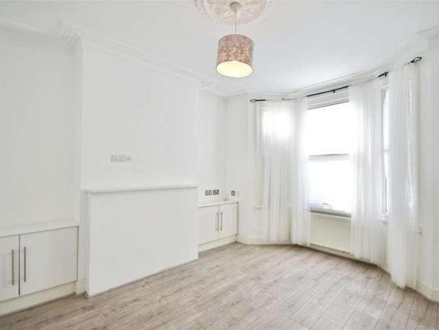 Flat for sale in London Borough of Hounslow, Greater London